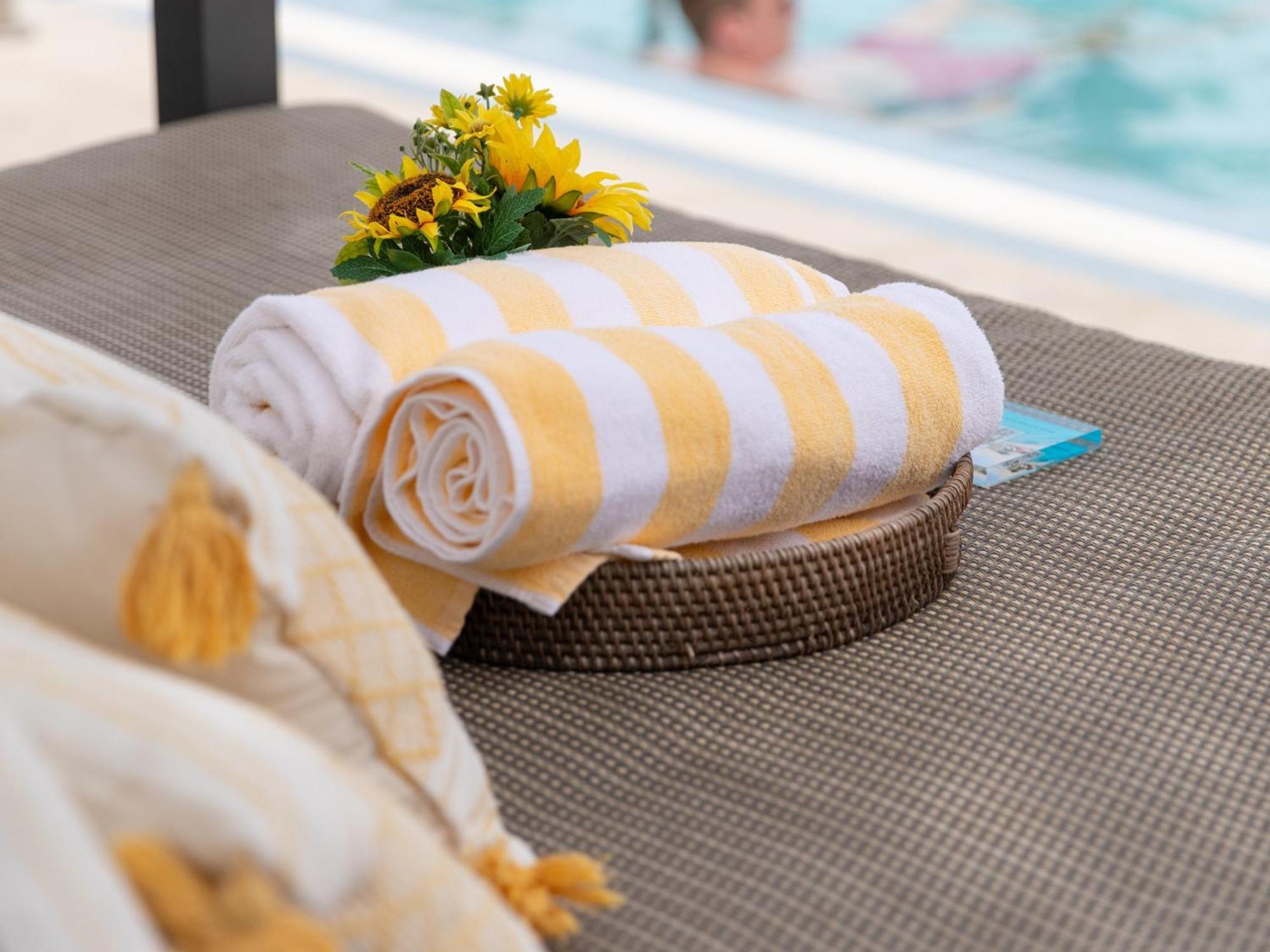 Kimpton Angler'S Hotel South Beach By Ihg Miami Beach Dış mekan fotoğraf A rolled beach towel