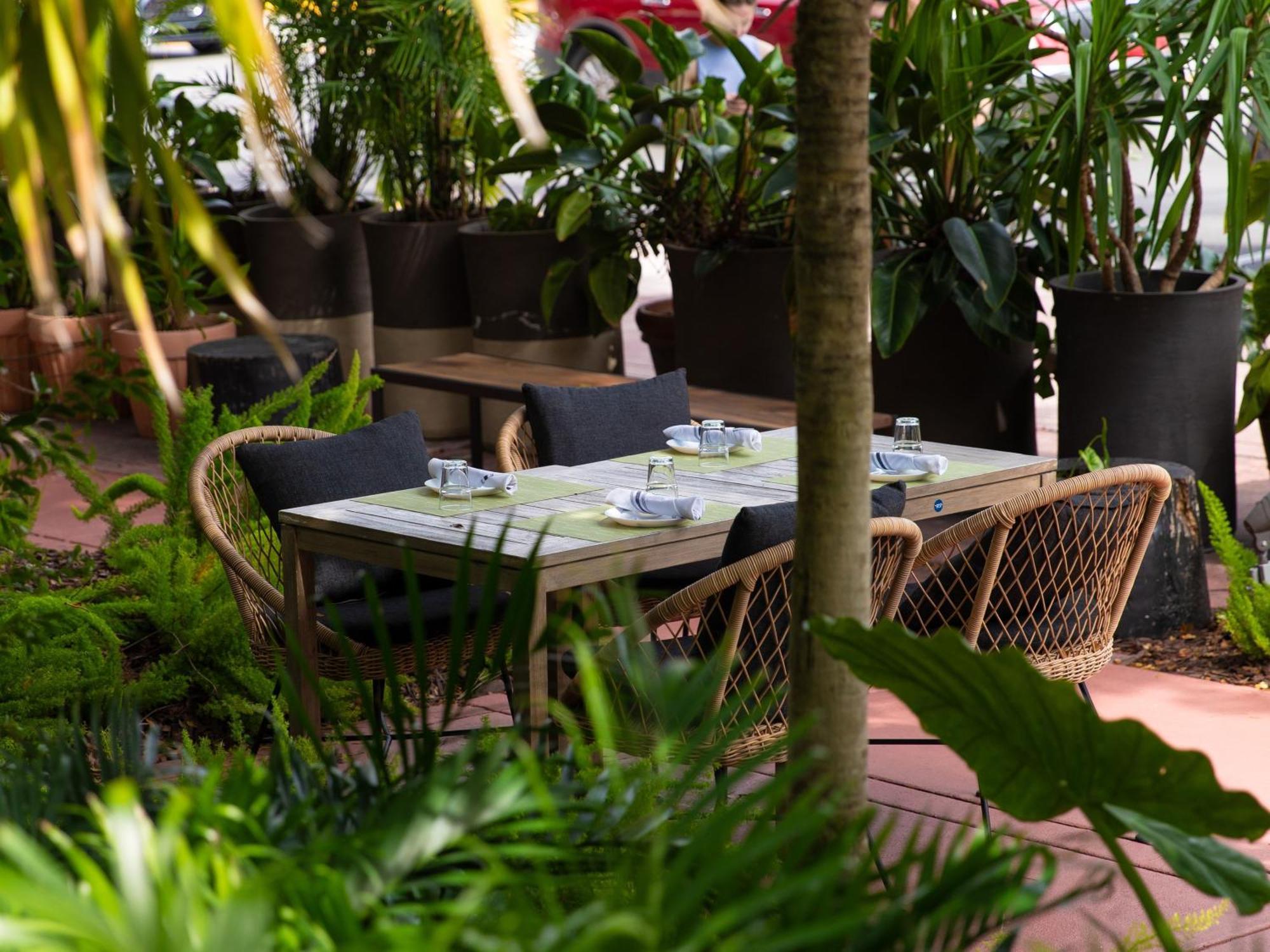 Kimpton Angler'S Hotel South Beach By Ihg Miami Beach Dış mekan fotoğraf The patio at the restaurant